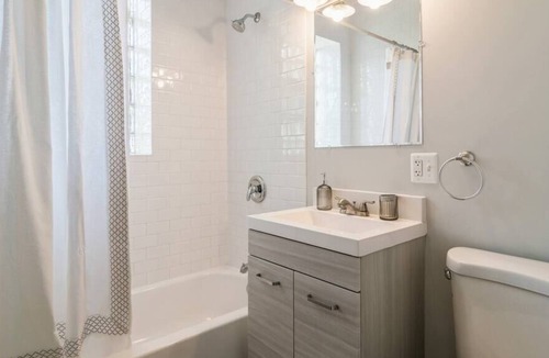 East Garfield Park Apartment | 2 Bed l 5 min from Med District l Free Parking