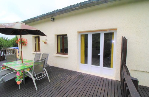 Cercoux House | 2 bed lakeside guest house with parking