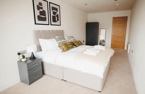 Leeds Apartment | 2 bed Leeds Centre - Private Balcony, Free Parking & Darts