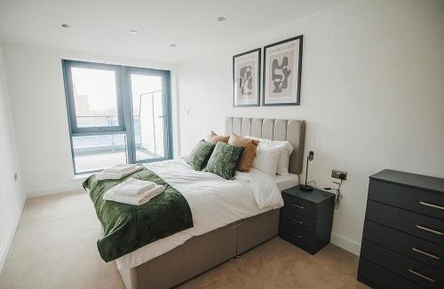 Leeds Apartment | 2 bed Leeds Centre - Private Balcony, Free Parking & Darts