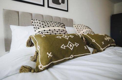 Leeds Apartment | 2 bed Leeds Centre - Private Balcony, Free Parking & Darts