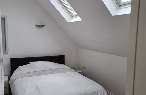 London Borough of Bromley Apartment | 2-Bed Loft Apartment for 5ppl with private parking