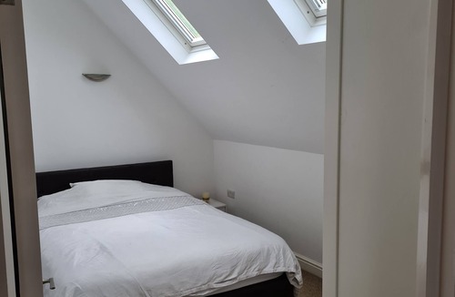 London Borough of Bromley Apartment | 2-Bed Loft Apartment for 5ppl with private parking