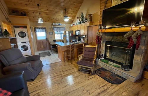Notch Estates Cabin | 2 bed Log Cabin, w/2 Jacuzzi, 1 mi to SDC, pool, nature trails, private lake
