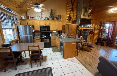 Notch Estates Cabin | 2 bed Log Cabin, w/2 Jacuzzi, 1 mi to SDC, pool, nature trails, private lake