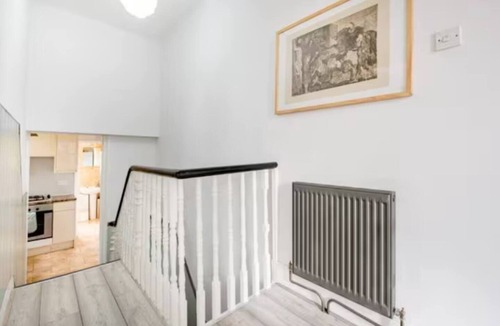 Cann Hall Apartment | 2 Bed London Serviced Apartment near 5 train stations Fast Wi-Fi, TV & WFH