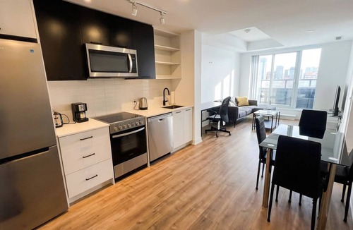 Harwood Condo | 2 Bed Modern Sunny Condo Great Location + Gym!