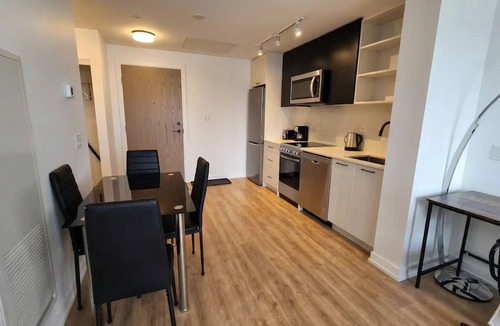 Harwood Condo | 2 Bed Modern Sunny Condo Great Location + Gym!
