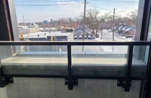 Harwood Condo | 2 Bed Modern Sunny Condo Great Location + Gym!
