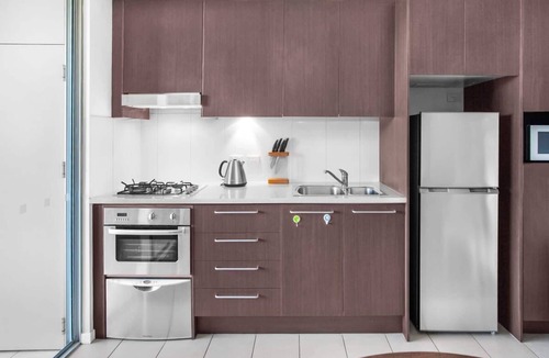 Kelvin Grove Apartment | 2-Bed Near Brisbane CBD with Pool, Sauna & BBQ