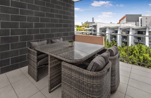 Kelvin Grove Apartment | 2-Bed Near Brisbane CBD with Pool, Sauna & BBQ