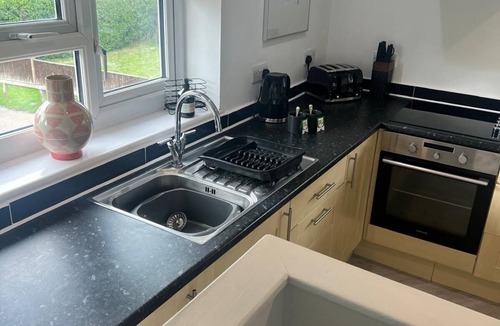 Horley Apartment | 2 Bed Near Gatwick with Parking
