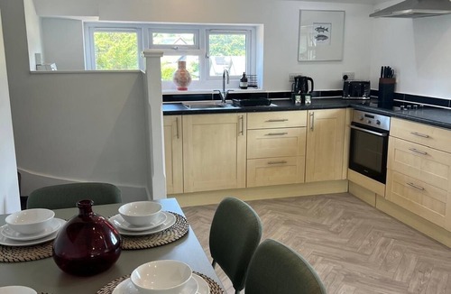 Horley Apartment | 2 Bed Near Gatwick with Parking