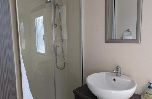 Ringwood House | 2-Bed Ringwood Cabin - incl Park Pass SelfCheckin