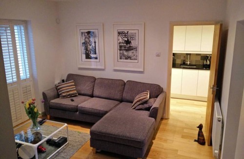 Vassall Apartment | 2-Bed, Sleeps 4, Garden