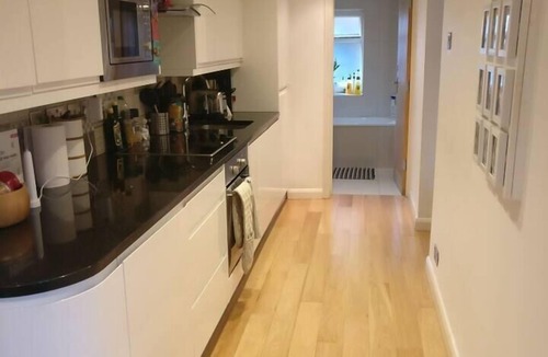 Vassall Apartment | 2-Bed, Sleeps 4, Garden