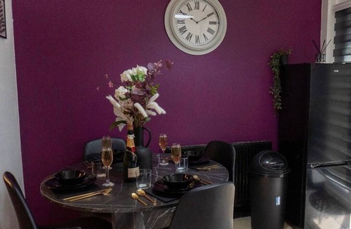 Farnworth House | 2-Bed - Sleeps 4 - Pet Friendly & Free Parking