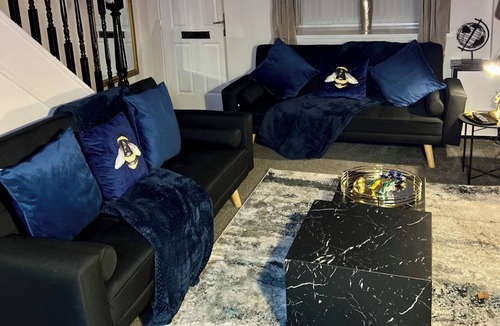 Farnworth House | 2-Bed - Sleeps 4 - Pet Friendly & Free Parking