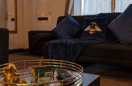 Farnworth House | 2-Bed - Sleeps 4 - Pet Friendly & Free Parking