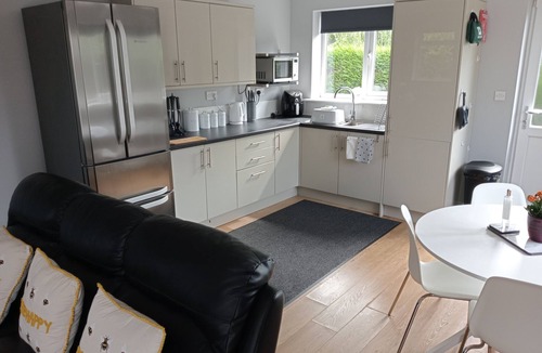 Acomb Apartment | 2 bed-Sleeps 4-Private Garden-Free Parking