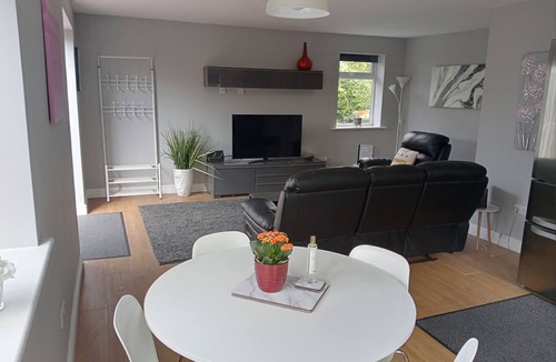 Acomb Apartment | 2 bed-Sleeps 4-Private Garden-Free Parking