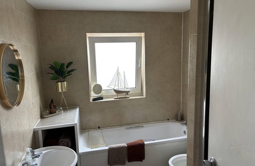 Llanelli Apartment | 2 Bed-Sleeps 4-Sea View-Pet Friendly-Parking