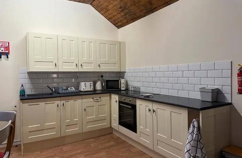 Llanelli Apartment | 2 Bed-sleeps 4-sea View-pet Friendly-parking