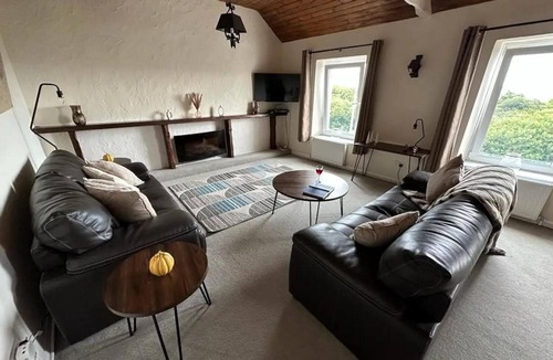 Llanelli Apartment | 2 Bed-sleeps 4-sea View-pet Friendly-parking