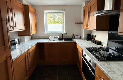 Bracknell Apartment | 2 Bed - Sleeps 6 - Free Parking