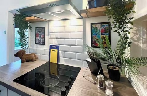 Reigate House | 2 Bed - Sleeps 6 - Parking - Town Centre