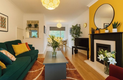 Reigate House | 2 Bed - Sleeps 6 - Parking - Town Centre