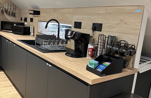 Falkirk Apartment | 2-bed - Sleeps 6 - Pet Friendly With Free Parking