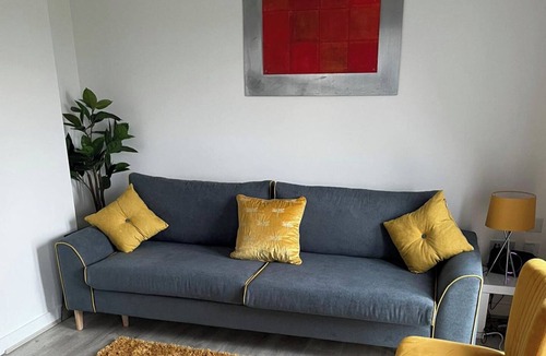 Didcot Apartment | 2 Bed-Sleeps 7-Free Parking-Balcony