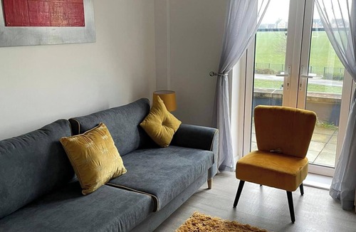 Didcot Apartment | 2 Bed-Sleeps 7-Free Parking-Balcony