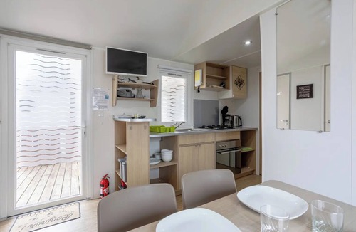 Saint-Jean-de-Monts Cabin | 2 Bed - Sleeps 4 - Free Parking - 5 mins to Beach