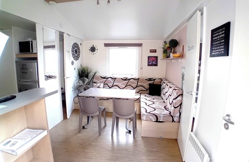 Saint-Jean-de-Monts Cabin | 2 Bed - Sleeps 4 - Free Parking - 5 mins to Beach