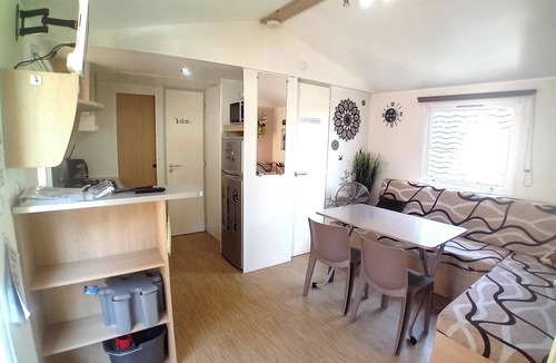 Saint-Jean-de-Monts Cabin | 2 Bed - Sleeps 4 - Free Parking - 5 mins to Beach