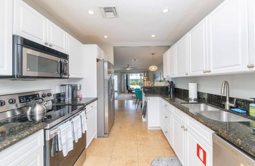Wilton Manors House | 2 Bed - Steps from Wilton Drive | Fire Pit | BBQ