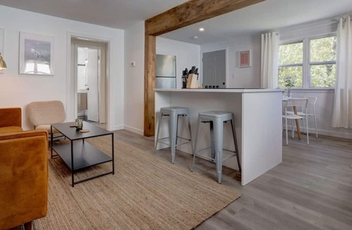 Dartmouth House | 2 bed Urban Oasis - tranquil, relaxing backyard & garden