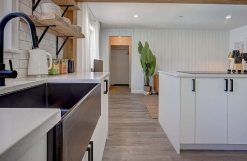 Dartmouth House | 2 bed Urban Oasis - tranquil, relaxing backyard & garden