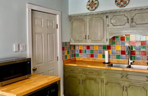 Las Cruces House | 2 bed with W/D, pets ok, 5 min to Farmers Market