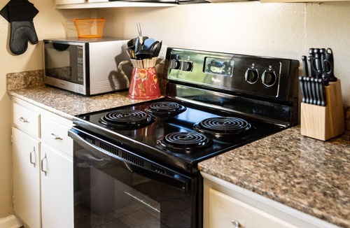 Shenandoah House | 2 Bedroom 1 Bathroom Comfortable Furnished Home 4638 SouthPark Dr.