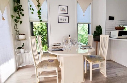 Heidelberg Heights House | 2 bedroom & 2 bathroom comfortable townhouse