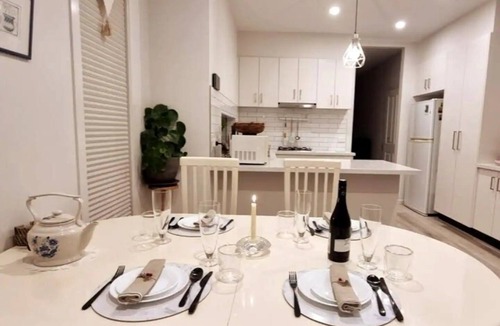 Heidelberg Heights House | 2 bedroom & 2 bathroom comfortable townhouse