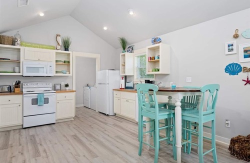 Rockport Cottage | 2 bedroom 2 bath cottage sleeps 6! Community Pool