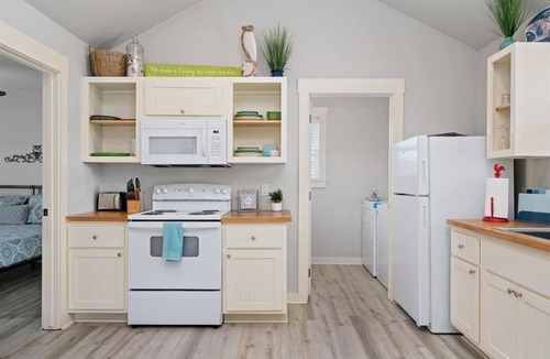 Rockport Cottage | 2 bedroom 2 bath cottage sleeps 6! Community Pool