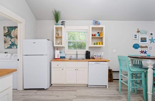 Rockport Cottage | 2 bedroom 2 bath cottage sleeps 6! Community Pool