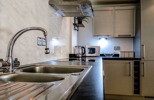 Hope Street Apartment | 2 Bedroom 2 Bathroom Central Apartment