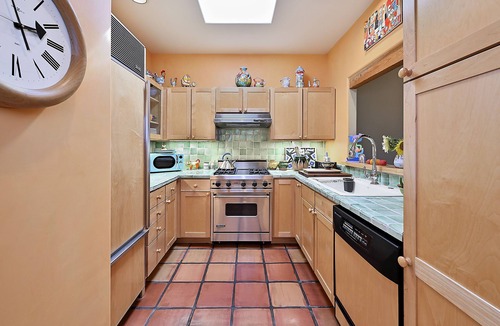 Historic Eastside House | 2 Bedroom, 2 Bathroom Luxury Townhome; 0.3 miles to Canyon Rd; AC; Lovely Views