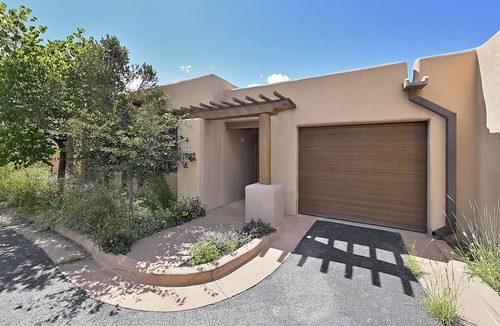 Historic Eastside House | 2 Bedroom, 2 Bathroom Luxury Townhome; 0.3 miles to Canyon Rd; AC; Lovely Views